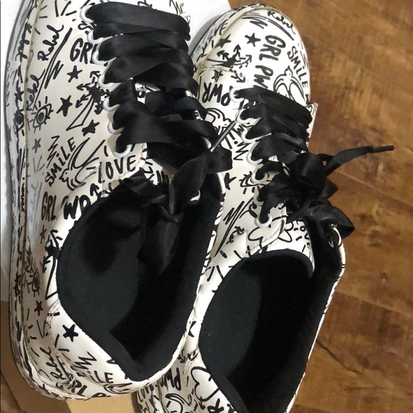 White trending shoes - Picture 2 of 3